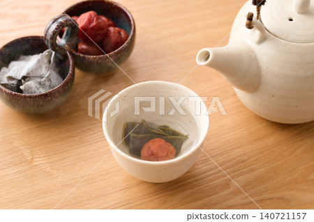 梅子海帶茶倒入茶杯 梅子海帶茶倒入茶杯 140721157