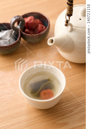梅子海帶茶倒入茶杯 140721158