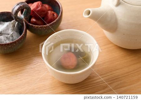 梅子海帶茶倒入茶杯 140721159