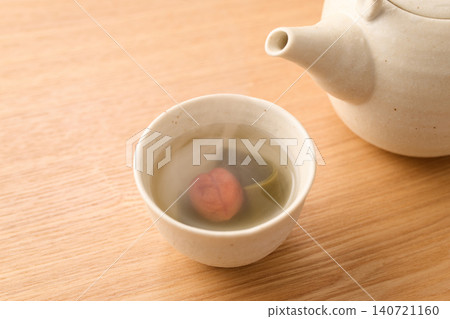 梅子海帶茶倒入茶杯 梅子海帶茶倒入茶杯 140721160