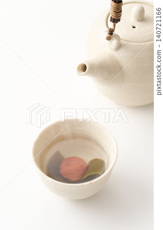 梅子海帶茶倒入茶杯 梅子海帶茶倒入茶杯 140721166