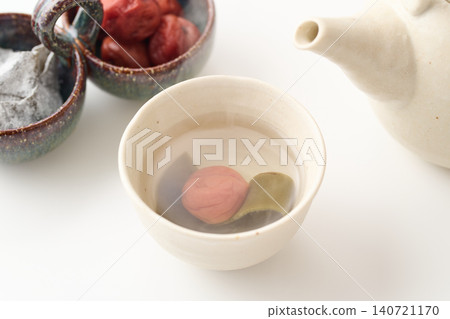 梅子海帶茶倒入茶杯 梅子海帶茶倒入茶杯 140721170