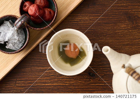 梅子海帶茶倒入茶杯 梅子海帶茶倒入茶杯 140721175