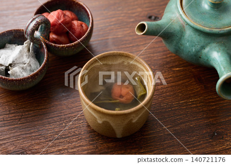 梅子海帶茶倒入茶杯 梅子海帶茶倒入茶杯 140721176