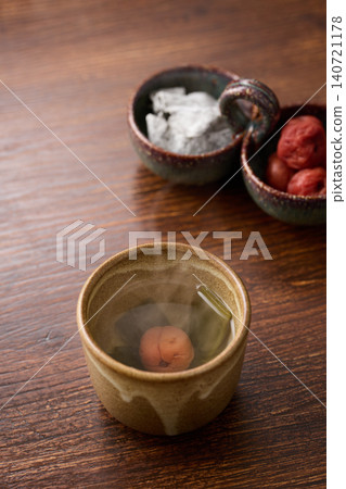 梅子海帶茶倒入茶杯 140721178