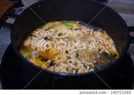 Boiling Instant Noodles in Pot Boiling Instant Noodles in Pot 140721489