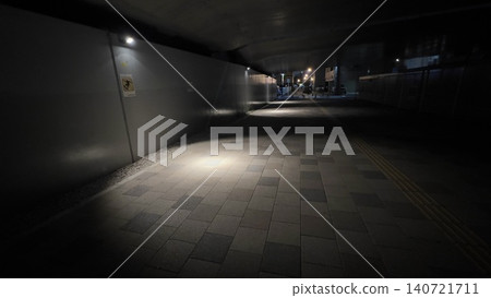 深夜,昏暗的高架鐵路下 深夜,昏暗的高架鐵路下 140721711