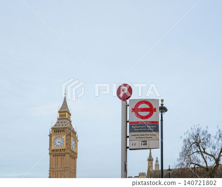 英國倫敦,議會廣場公車站,背景是大笨鐘。 英國倫敦,議會廣場公車站,背景是大笨鐘。 140721802