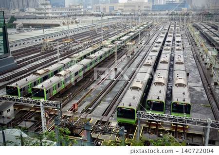 山手線列車在鐵路車輛段列隊停車。 山手線列車在鐵路車輛段列隊停車。 140722004