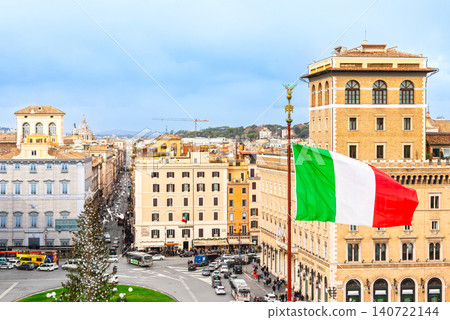 Winter in Rome: Piazza Venezia and the fluttering tricolore Winter in Rome: Piazza Venezia and the fluttering tricolore 140722144