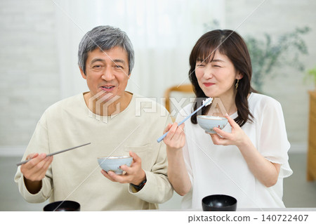 一對六十多歲的夫婦正在享用美味的早餐。 一對六十多歲的夫婦正在享用美味的早餐。 140722407