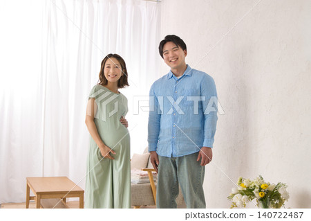 微笑的年輕夫婦和孕婦 微笑的年輕夫婦和孕婦 140722487