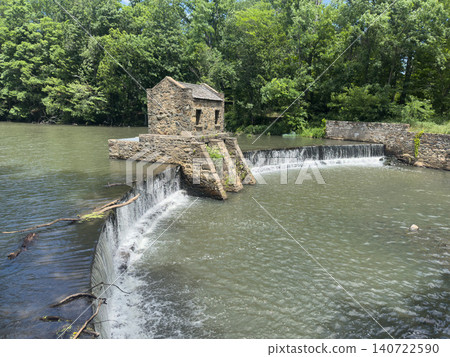 新澤西州莫里斯敦斯皮德韋爾公園的石製水閘和小瀑布 新澤西州莫里斯敦斯皮德韋爾公園的石製水閘和小瀑布 140722590