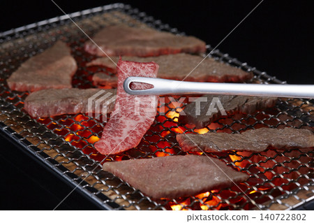 看起來美味可口的烤肉,令人食慾大增。 看起來美味可口的烤肉,令人食慾大增。 140722802