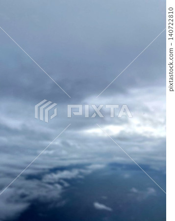 與雨季鋒面相關的雲層 與雨季鋒面相關的雲層 140722810