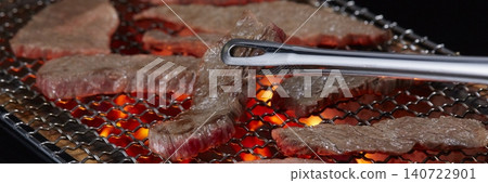看起來美味可口的烤肉,令人食慾大增。 看起來美味可口的烤肉,令人食慾大增。 140722901