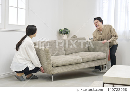 一位飽受背痛折磨的男士和一位擔心他的女士。 140722968