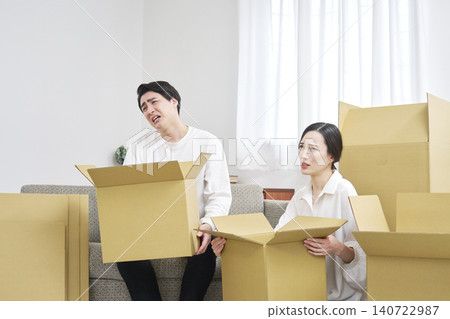 一對因搬家過程而疲憊不堪、煩惱不已的夫婦。 140722987