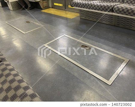 Underfloor inspection hatch and interior view of a JNR-type 115 series electric train. Underfloor inspection hatch and interior view of a JNR-type 115 series electric train. 140723002