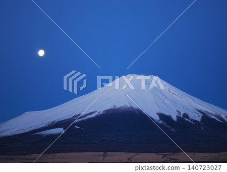 Lake Yamanaka in spring, the waning moon before dawn and Mount Fuji, 4:54 AM Lake Yamanaka in spring, the waning moon before dawn and Mount Fuji, 4:54 AM 140723027