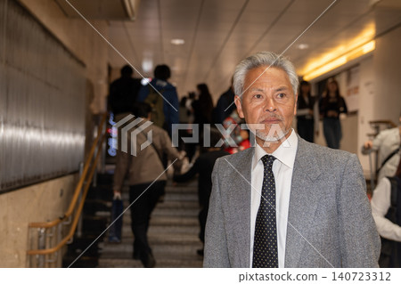 Senior male business 140723312