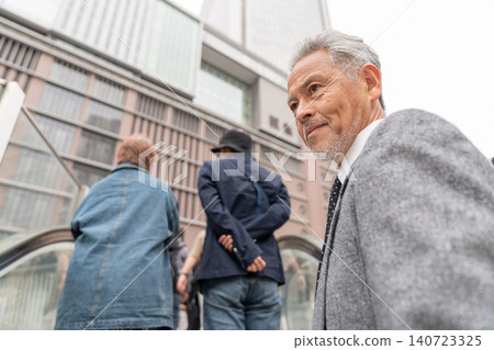 Senior male business 140723325