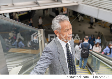 Senior male business 140723328