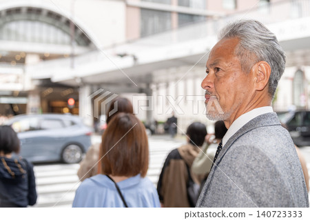 Senior male business 140723333