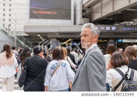 Senior male business 140723349