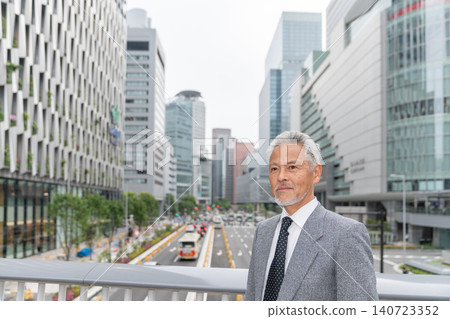 Senior male business 140723352