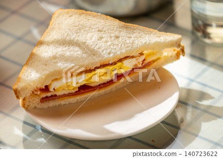 早餐三明治火腿蛋起司白吐司白色瓷盤格紋桌布 早餐三明治火腿蛋起司白吐司白色瓷盤格紋桌布 140723622