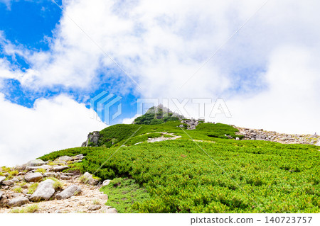 【木曾駒岳】從乘越淨土眺望法劍嶽山頂峰 【木曾駒岳】從乘越淨土眺望法劍嶽山頂峰 140723757