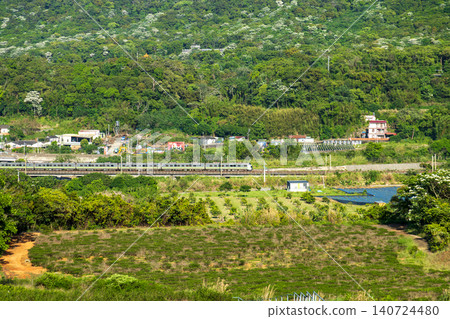 苗栗銅鑼茶園綠意梯田與遠山油桐花海台鐵火車穿梭風光 苗栗銅鑼茶園綠意梯田與遠山油桐花海台鐵火車穿梭風光 140724480