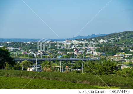 The verdant terraced tea plantations of Tongluo in Miaoli, the sea of tung blossoms in the distant mountains, and the scenery traversed by Taiwan Railway trains. The verdant terraced tea plantations of Tongluo in Miaoli, the sea of tung blossoms in the distant mountains, and the scenery traversed by Taiwan Railway trains. 140724483