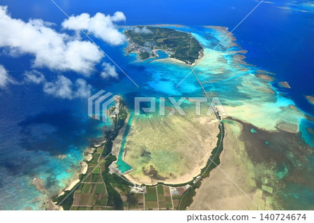 【沖繩縣】從空中俯瞰池間島和池間橋(宮古島)。 【沖繩縣】從空中俯瞰池間島和池間橋(宮古島)。 140724674