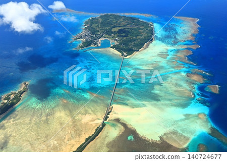 [Okinawa Prefecture] Ikema Island and Ikema Bridge (Miyako Island) as seen from the air 140724677