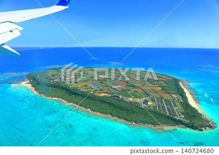 【沖繩縣】從空中俯瞰久裡馬島（宮古島）。 140724680