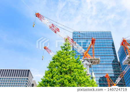 建築工地上的大型起重機和摩天大樓 建築工地上的大型起重機和摩天大樓 140724719