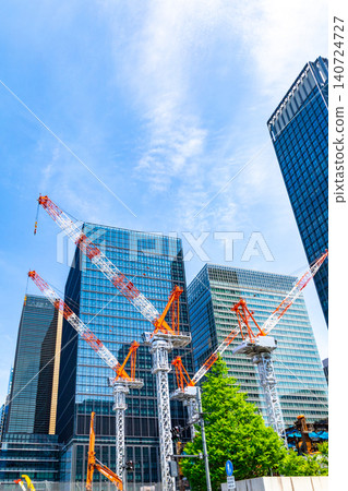建築工地上的大型起重機和摩天大樓 140724727