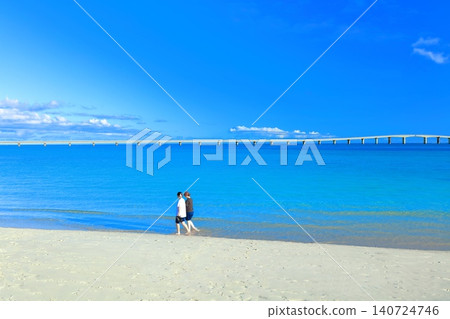 【沖繩縣】晴天時的與那霸前濱海灘和栗間橋（宮古島） 140724746