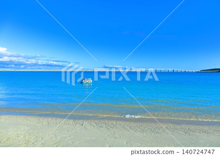 【沖繩縣】晴天時的與那霸前濱海灘和栗間橋（宮古島） 140724747
