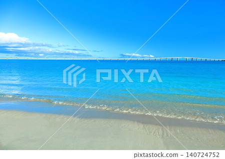 【沖繩縣】晴天時的與那霸前濱海灘和栗間橋（宮古島） 140724752