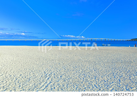 [Okinawa Prefecture] Yonaha Maehama Beach and Kurima Bridge on a clear day (Miyako Island) 140724753