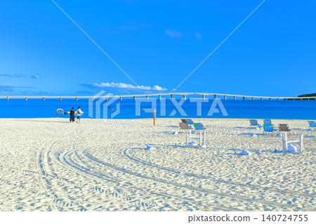 [Okinawa Prefecture] Yonaha Maehama Beach and Kurima Bridge on a clear day (Miyako Island) 140724755
