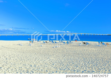 [Okinawa Prefecture] Yonaha Maehama Beach and Kurima Bridge on a clear day (Miyako Island) 140724757