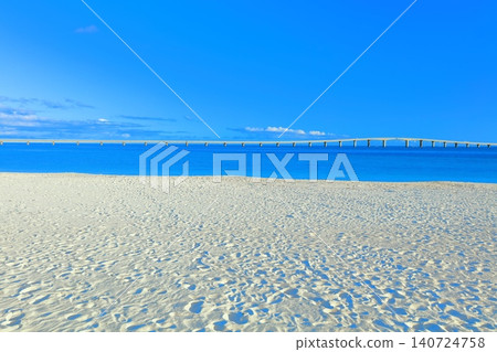 [Okinawa Prefecture] Yonaha Maehama Beach and Kurima Bridge on a clear day (Miyako Island) 140724758