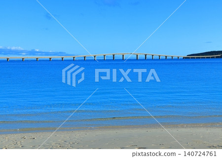 [Okinawa Prefecture] Yonaha Maehama Beach and Kurima Bridge on a clear day (Miyako Island) 140724761