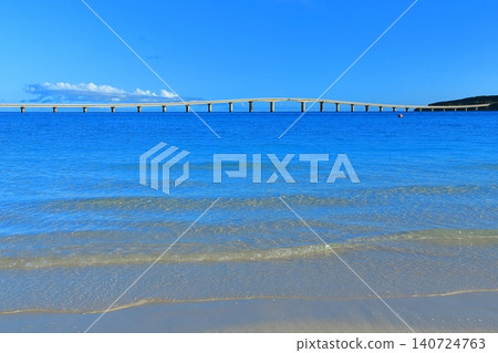 [Okinawa Prefecture] Yonaha Maehama Beach and Kurima Bridge on a clear day (Miyako Island) 140724763