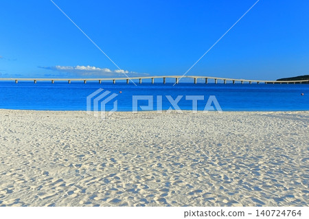 【沖繩縣】晴天時的與那霸前濱海灘和栗間橋（宮古島） 140724764