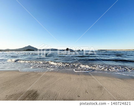 海浪拍打著沙灘,天空湛藍如洗。 海浪拍打著沙灘,天空湛藍如洗。 140724821